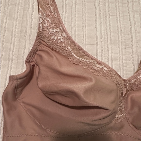 NWOT Glamorise 42 D Lace Accent Bra in Soft Beige Supportive - Picture 2 of 7